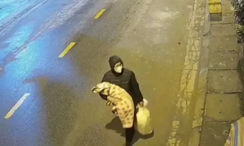 Bé gái 2 tháng tuổi bị bỏ rơi trên vỉa hè giữa trời rét 10 độ C: Camera ghi lại hình ảnh người phụ nữ rời đi