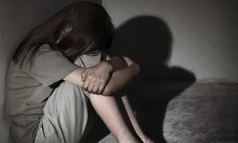 Ép buộc xem phim 18+ trình diễn khiêu dâm dẫn đến trẻ em bị rối loạn tâm thần và hành vi bị phạt bao nhiêu năm tù?