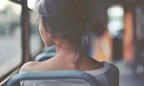 Một khoảnh khắc 30 giây giữa tôi và bạn nam học cùng lớp khiến tôi thấy tim mình đau như bị bóp nghẹt