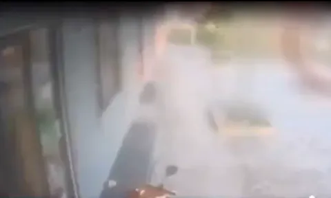 Camera bắt trọn khoảnh khắc hãi hùng xe tải tông loạt xe đạp điện trước cổng trường, hai người tử vong