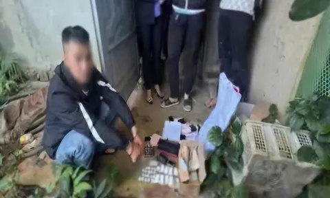 Công an khống chế, bắt quả tang một đối tượng, lộ bí mật trên xe ô tô 5 chỗ