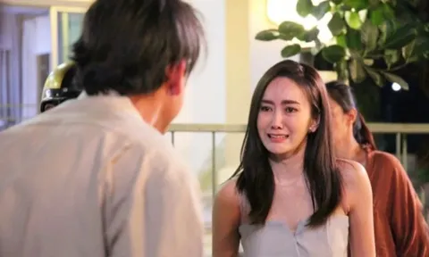 Đưa con gái nhỏ đi sắm Tết, tôi bắt gặp chồng thân thiết với cô bán hoa và sự thật đau nhói