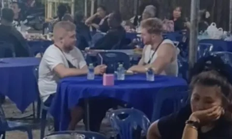 Khách Tây nhầm đám tang là nhà hàng, chuyện sau đó mới thật "ngã ngửa"