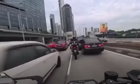 Bé gái tự mở cửa ôtô gây tai nạn liên hoàn cho 6 phương tiện