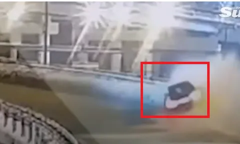 Ớn lạnh khoảnh khắc Mercedes bất ngờ lao khỏi cầu vượt, toàn bộ người trên xe thiệt mạng