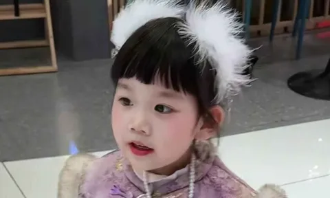 Gửi con gái xinh ở quê ăn Tết với ông bà, mẹ về đón lên phố đi học thì tá hoả diện mạo đứa trẻ