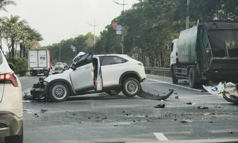 Hiện trường kinh hoàng vụ ô tô con đâm vào xe chở rác ở Hà Nội
