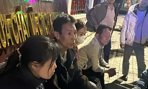 Tài xế bật khóc vì ô tô chở nhiều xe máy bốc cháy tâm sự điều xót xa