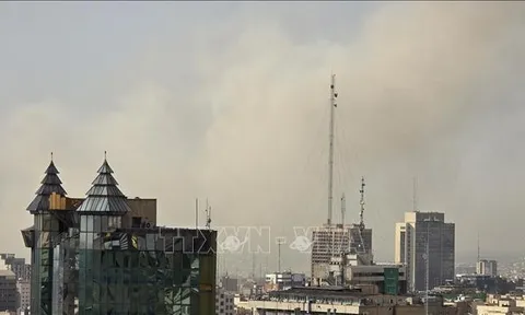 Israel tuyên bố tấn công phủ đầu Iran, còi báo động vang lên với cột khói lớn từ khu dân cư, Mỹ nói gì?