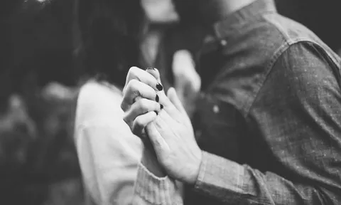 Lên giường với tình cũ, tôi sững sờ nghe anh nói 5 từ ngay sau cuộc yêu nồng nàn