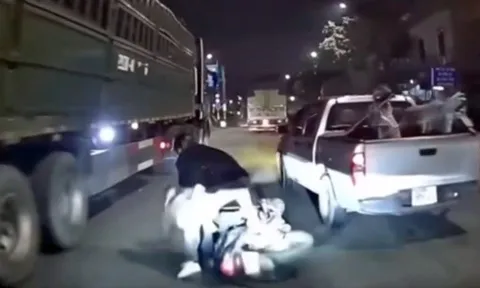 Vụ xe bán tải cố tình chèn ngã 3 người đi xe máy: Công an đang làm việc với tài xế