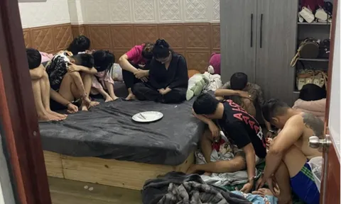 Phát hiện 5 cô gái trẻ lúc rạng sáng với hành động ngỡ ngàng cùng 5 thanh niên trong phòng kín