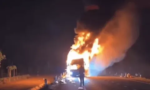 Kinh hoàng xe giường nằm chở theo 44 người lưu thông trên đường thì bốc cháy dữ dội, thiệt hại đau lòng