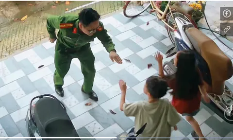 Clip 23 giây trước cửa nhà của chiến sĩ Công an và 2 con nhỏ gây sốt có gì?