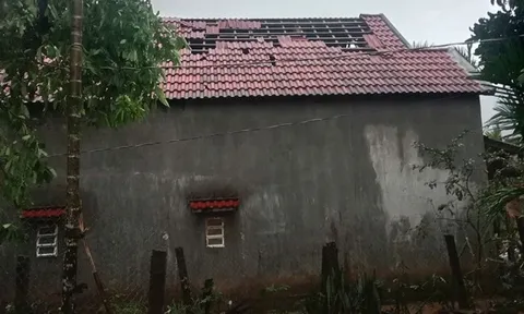 Lốc xoáy 20 phút lật mái nhà dân ở Quảng Ngãi, hiện trường tan hoang vì không kịp trở tay