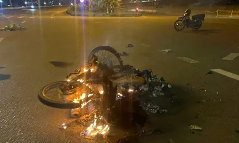 Hiện trường vụ xe máy phát nổ cháy trơ trụi sau tai nạn ở Gia Lai