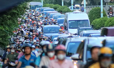 Lộ trình chuyển đổi xe taxi xăng dầu sang taxi điện tại Hà Nội (Kế hoạch 74/KH-UBND)