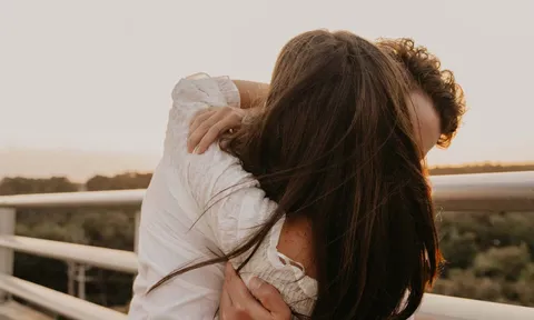 Chiều mưa đi qua nhà người yêu cũ, tôi thấy hồn mình chia thành 2 nửa