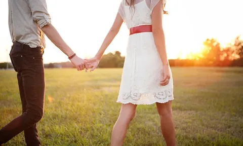 Lên giường với người yêu cũ, tôi sốc nặng với tin nhắn đến từ vợ sắp cưới của anh