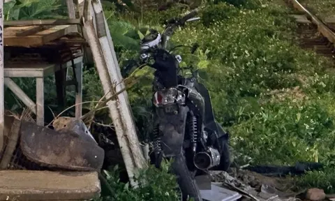 Hiện trường chiếc xe máy vỡ nát sau va chạm với tàu hỏa ở Hà Nội khiến người đàn ông tử vong