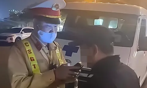 Lộ danh tính tài xế xe biển xanh ở Hà Nội vi phạm nồng độ cồn