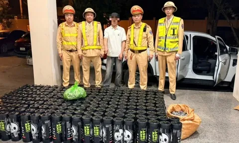 Cảnh sát giao thông phát hiện bí mật khủng trong ô tô bán tải ở Quảng Ninh