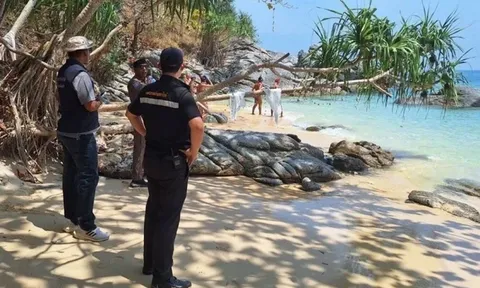 Nhóm khách Tây náo loạn bãi biển khi tắm nắng khỏa thân