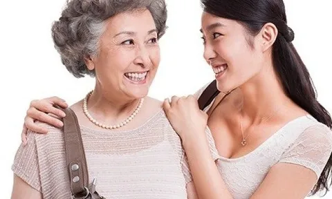 Mẹ chồng đỏ mặt khi bắt gặp hành động của con dâu dưới bếp với bố chồng