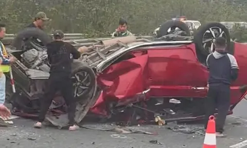 Điều kỳ diệu sau khoảnh khắc ô tô con va chạm xe đầu kéo bị vò nát trên cao tốc Pháp Vân - Cao Bồ