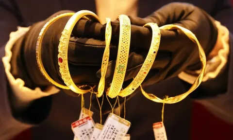 Đặt mua 5 mặt dây chuyền “vàng 9999” trên Taobao, người đàn ông Trung Quốc nhận "vàng mắt"