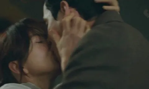 Lên giường với vợ cũ sau tối sinh nhật con, sáng hôm sau, cô ấy nói một câu làm tôi chết điếng