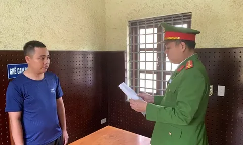 Bắt khẩn cấp Vũ Văn Tuấn không chấp hành kiểm tra nồng độ cồn, tông xe CSGT