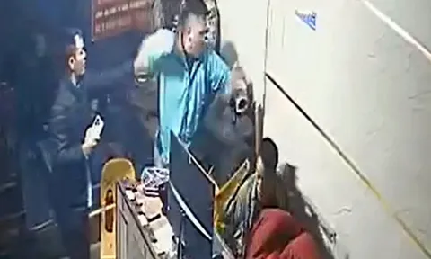 Tài xế xe công nghệ bị tố đánh người giữa đêm ở Hà Nội: Camera ghi lại gì?