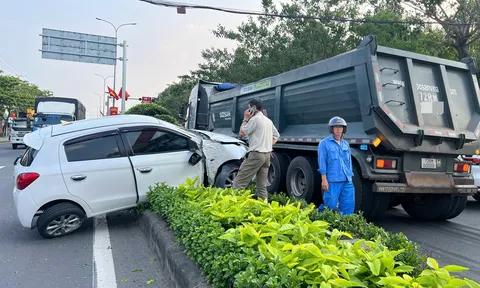 Clip: Hãi hùng hình ảnh xe ben ủi ô tô con văng lên dải phân cách ở TPHCM
