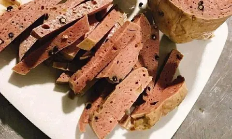 Vì sao Nguyễn Út (SN 1967), chủ cơ sở kinh doanh giò chả bị khởi tố?