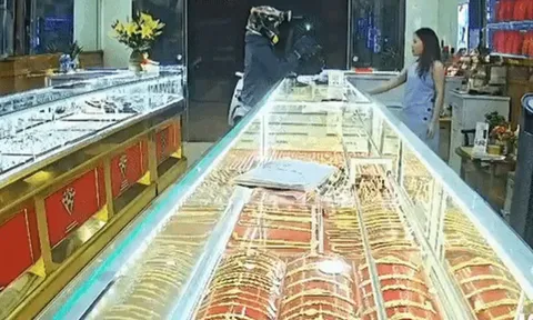 Người đàn ông có hành động mờ ám tại tiệm vàng, công an truy tìm và công bố đặc điểm nhận dạng