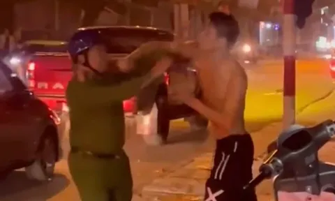 Hé lộ đáng chú ý về thanh niên cởi trần cầm 2 con dao lao ra đường chặn xe, đấm công an