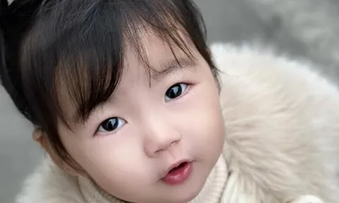 Mẹ đi xuất khẩu lao động gửi con gái xinh xắn ở quê cho bà ngoại chăm, nửa năm về không nhận ra đứa trẻ