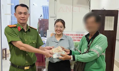 Cô gái vỡ òa niềm vui nhờ công an tìm lại được 131 triệu đồng đánh rơi trên đường