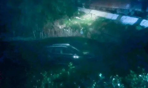 Chùm ảnh: Hiện trường kinh hoàng tàu hỏa hất văng ô tô xuống mương nước ở Hà Nội, tình trạng đáng chú ý của tài xế