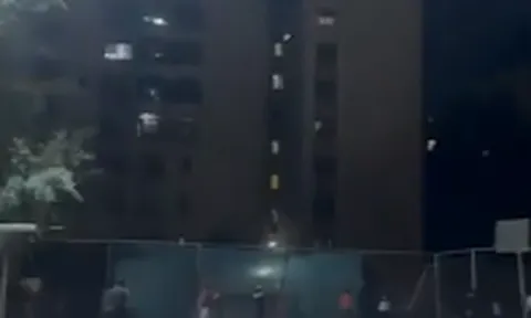 Clip: Cận cảnh hệ thống C-RAM tại ĐSQ Mỹ "khạc lửa" đánh chặn UAV tự sát