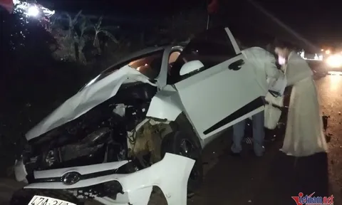 Ô tô con nát đầu sau cú tông mạnh của xe tải, hậu quả vô cùng đau lòng