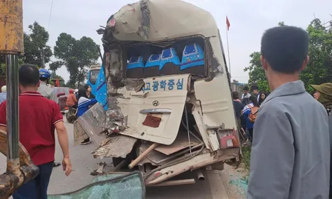 Bàng hoàng khoảnh khắc xe tải chở đất tông đuôi ô tô đưa đón cả chục học sinh văng xa khoảng 30 mét ở Thái Nguyên