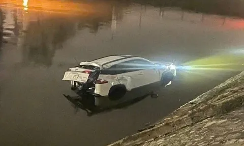 Hiện trường tài xế ô tô lao xe xuống sông Tô Lịch lúc rạng sáng