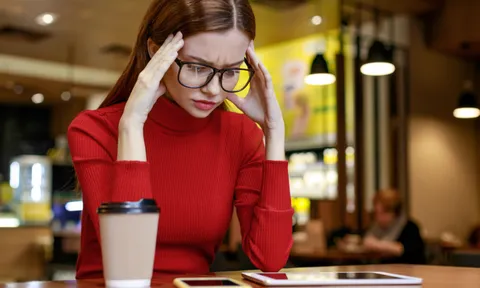 Sau buổi họp lớp, chồng tách lẻ đi với bạn khác giới, vợ theo dõi thì sững sờ với sự thật