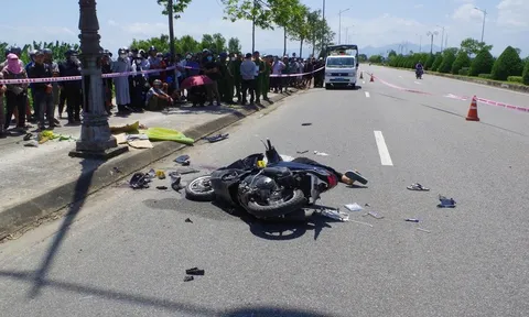 Thương tâm hai thanh niên tử vong sau khi xe máy tông cột điện