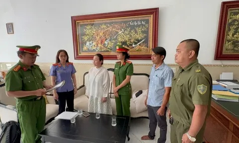 Clip: Cận cảnh công an khám xét nhà doanh nhân Nguyễn Ngọc Tiền, 38 giây hé lộ điều đáng chú ý