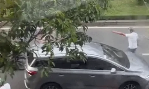 Khởi tố 2 người đi xe máy đánh tài xế ô tô, là ai?