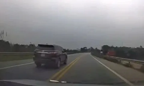 Ô tô biển xanh đi sai làn đường trên cao tốc, tài xế nhận ngay tin buồn