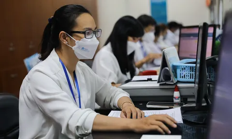 Viên chức có được tham gia quản lý cơ sở giáo dục hoặc tổ chức nghiên cứu ngoài công lập không?